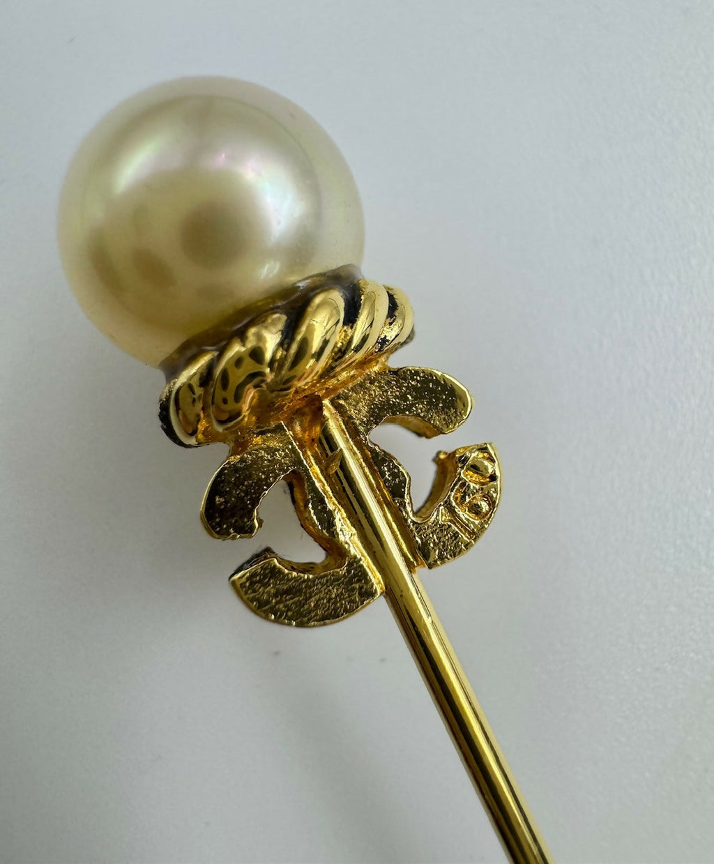 Chanel Vintage 1954-71 Gold-plated Imitation Pearl Twist CC Bar Brooch