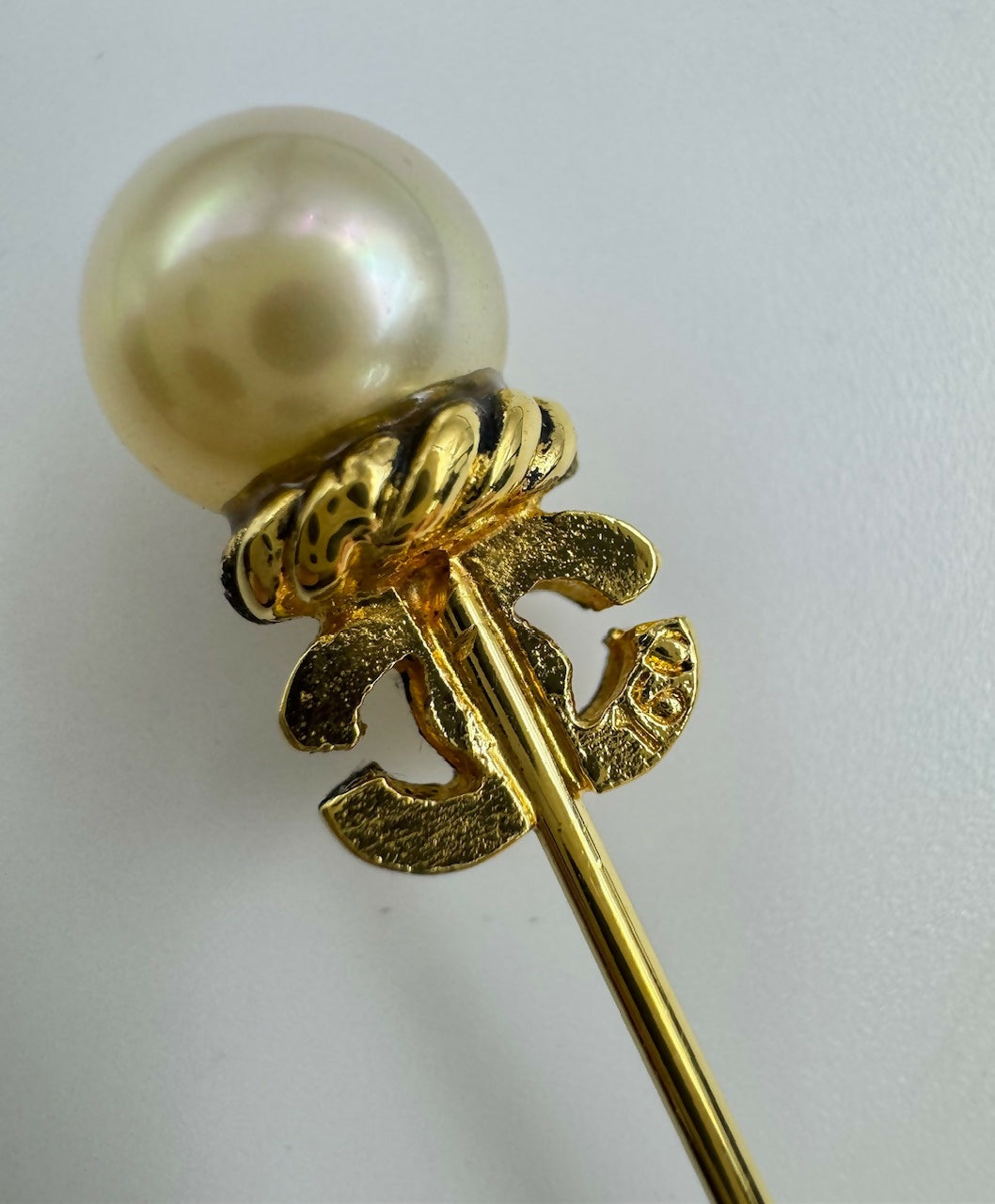 Chanel Vintage 1954-71 Gold-plated Imitation Pearl Twist CC Bar Brooch