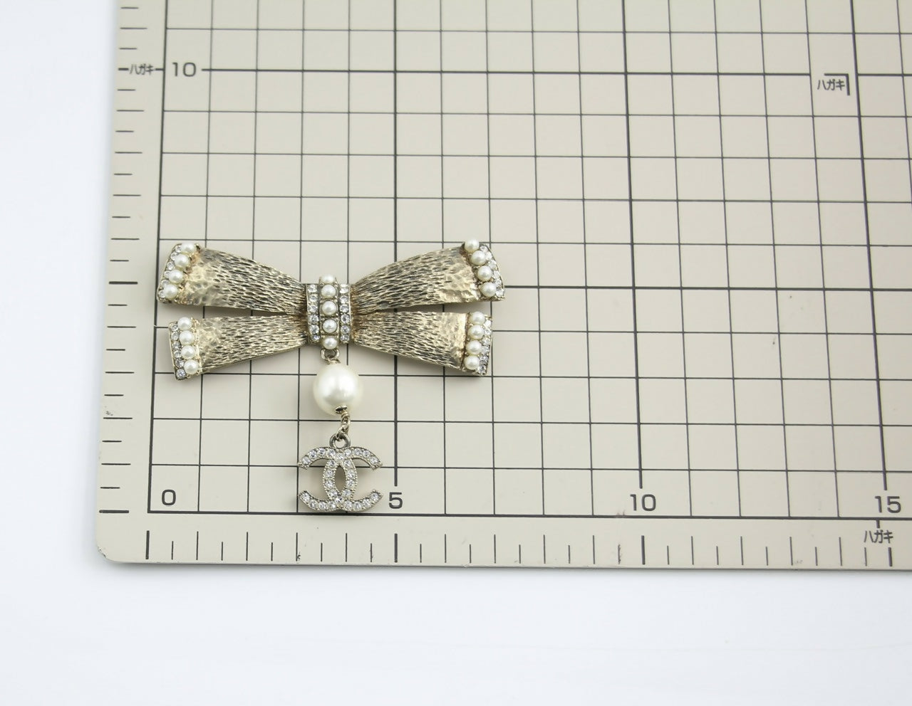 Chanel Vintage 06P Metal Imitation Pearl Bow Brooch