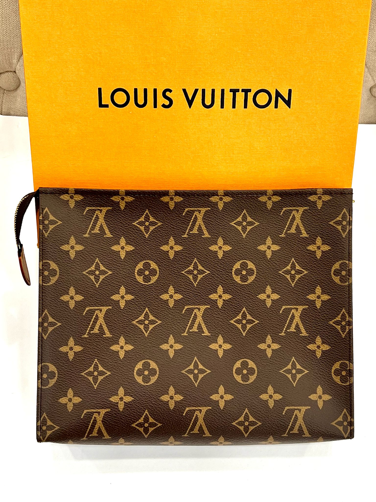 LOUIS VUITTON POCHE TOILETTE