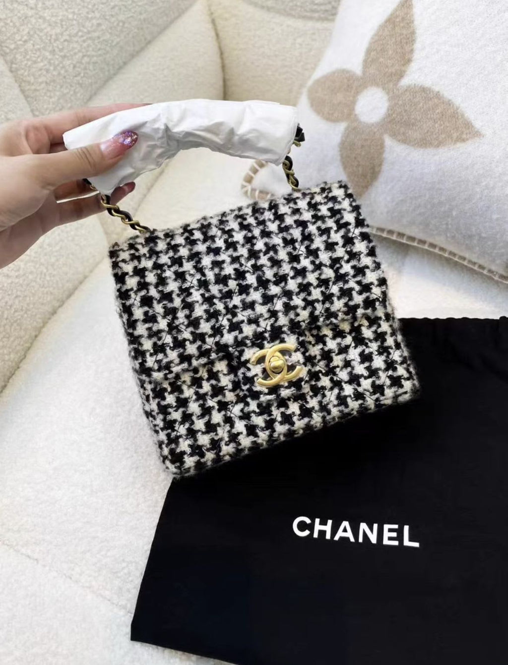 Chanel 22 black and white tweed square chain bag