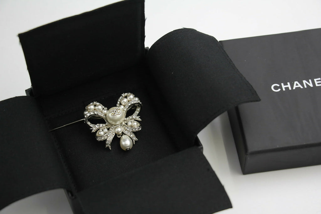 Chanel C20B Imitation Pearl Bow Brooch
