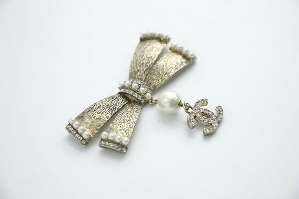Chanel Vintage 06P Metal Imitation Pearl Bow Brooch