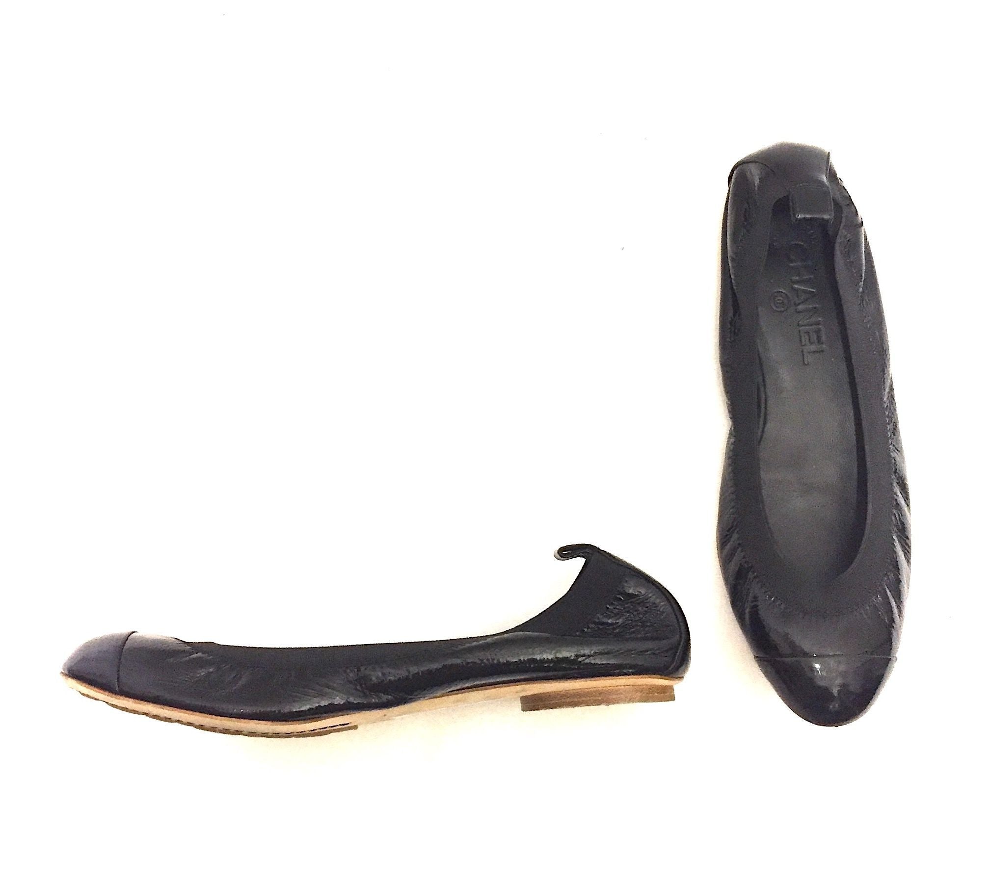 Chanel ballerinas in black stretch patent leather