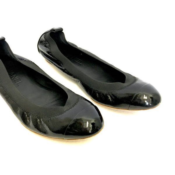Chanel ballerinas in black stretch patent leather