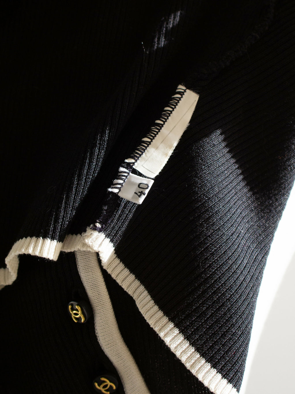 Iconic Chanel Vintage Spring 1995 Black White Ribbed CC 95P Cropped igan