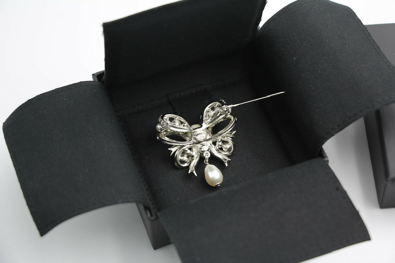 Chanel C20B Imitation Pearl Bow Brooch