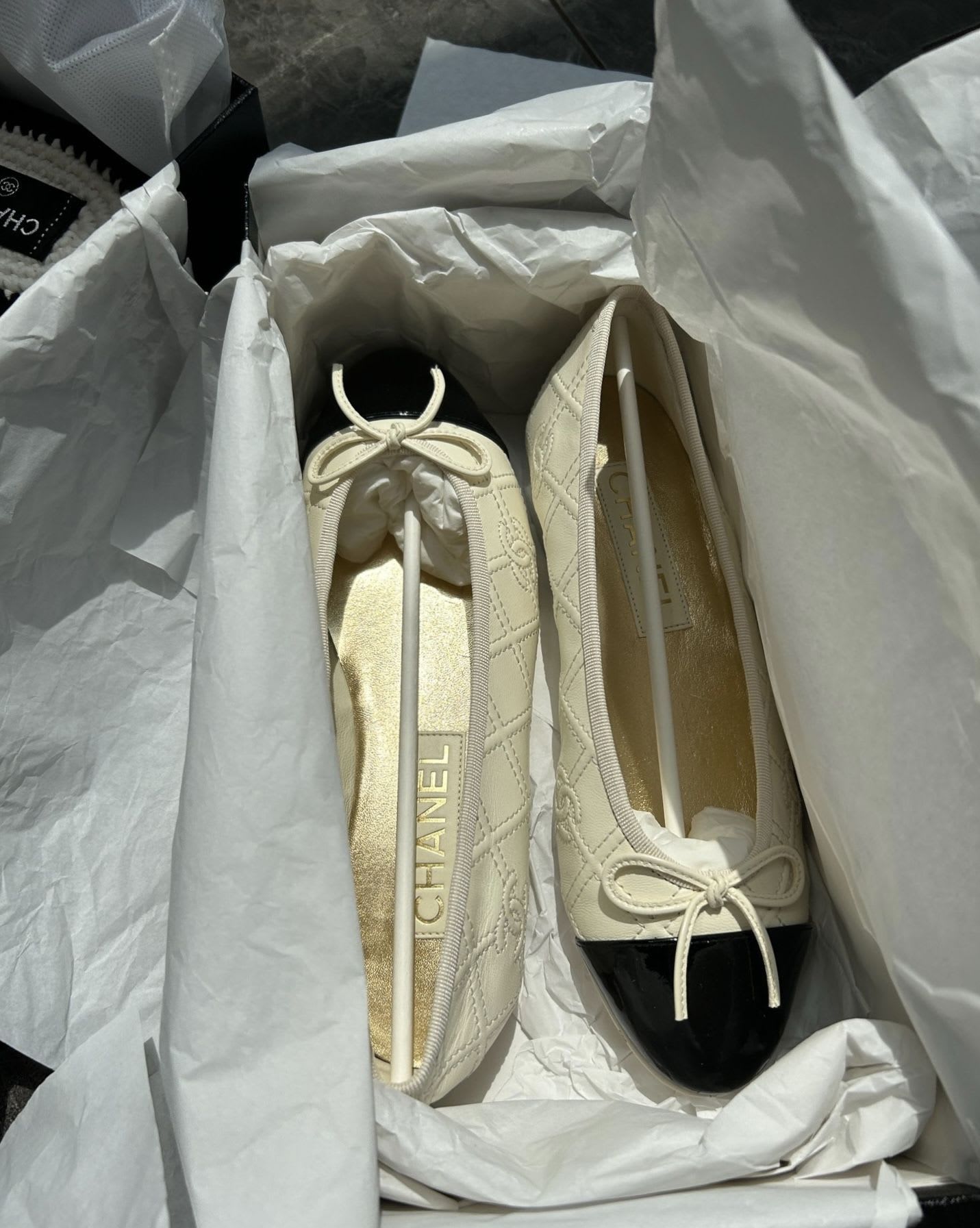 Chanel 23ss dark grain white ballerina