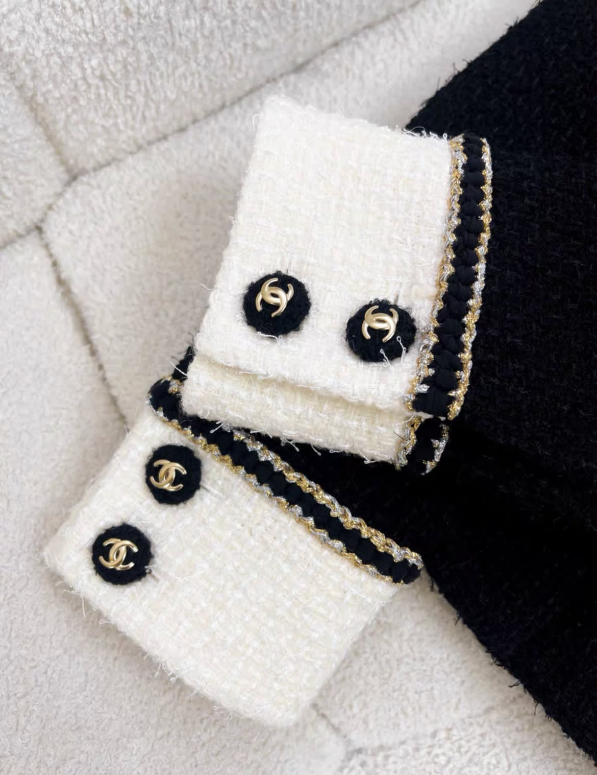 CHANEL 20A METIER D'ART BLACK ECRU TWEED JACKET