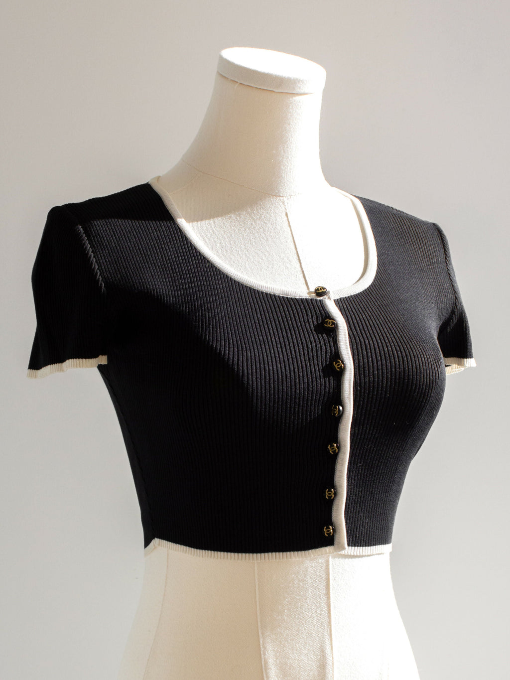 Iconic Chanel Vintage Spring 1995 Black White Ribbed CC 95P Cropped igan