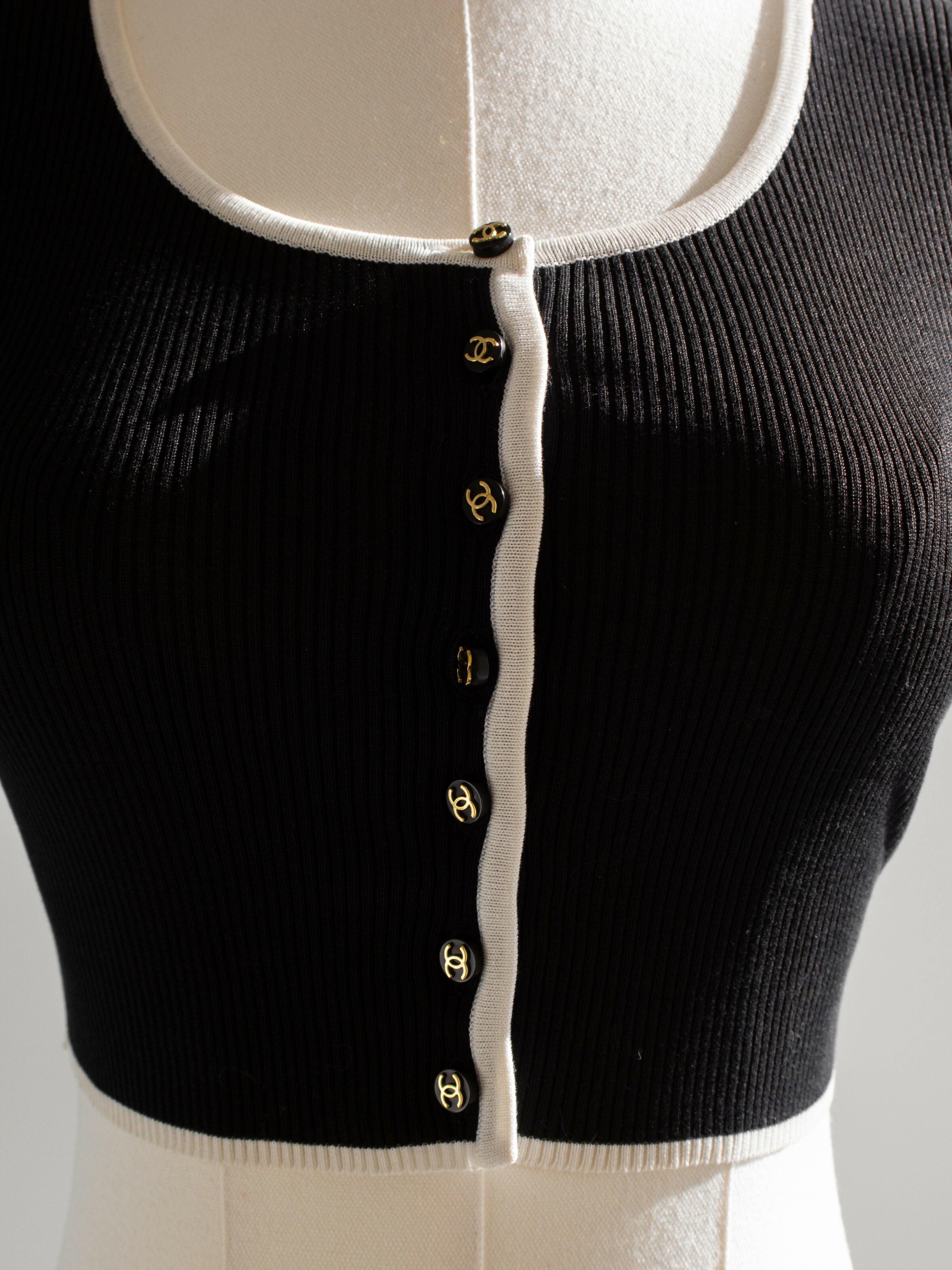 Iconic Chanel Vintage Spring 1995 Black White Ribbed CC 95P Cropped igan