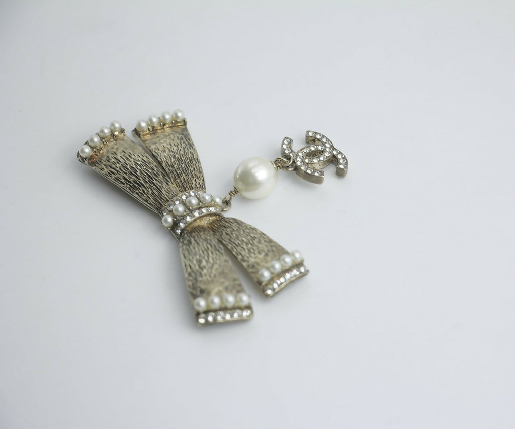 Chanel Vintage 06P Metal Imitation Pearl Bow Brooch