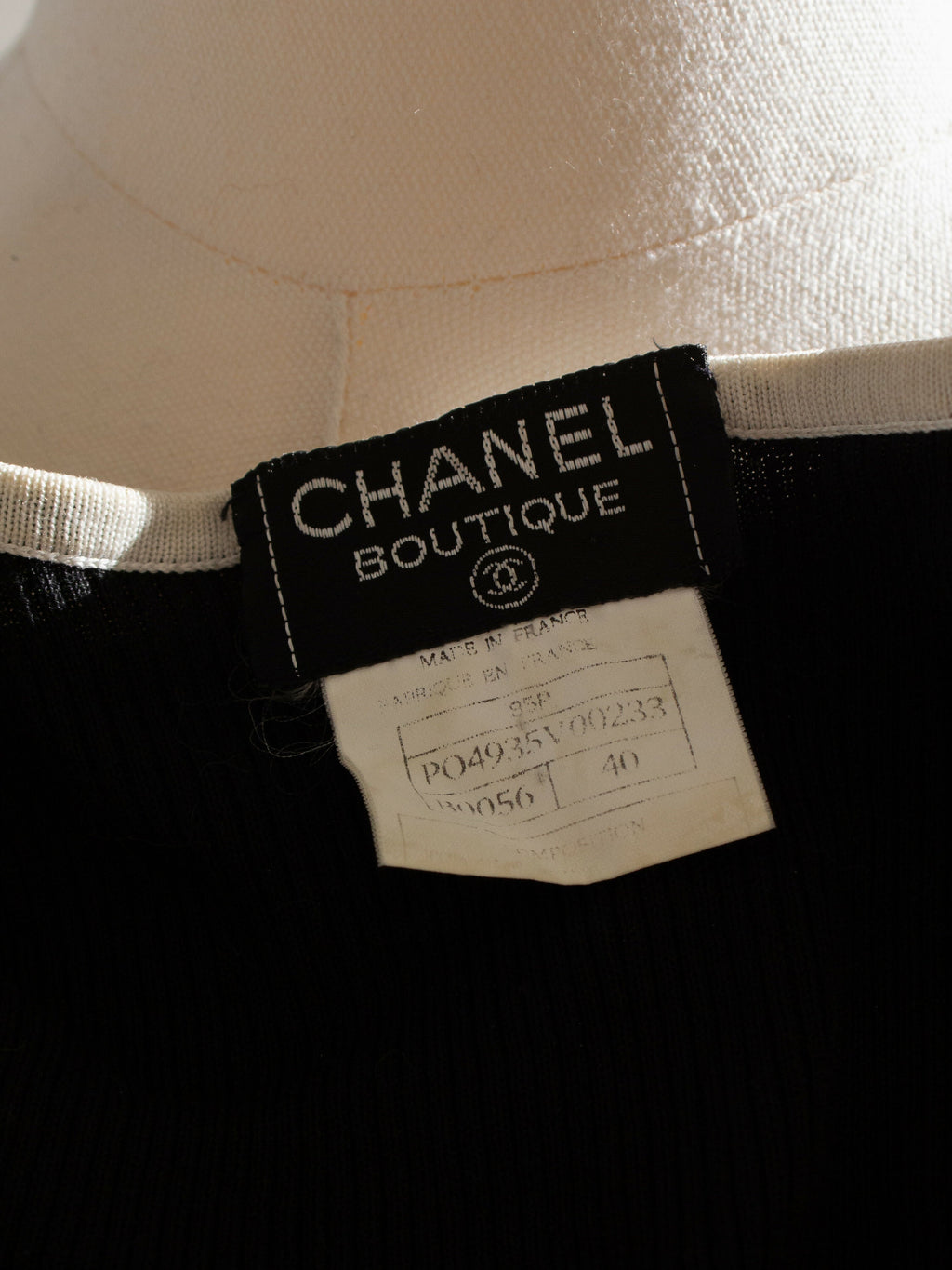 Iconic Chanel Vintage Spring 1995 Black White Ribbed CC 95P Cropped igan