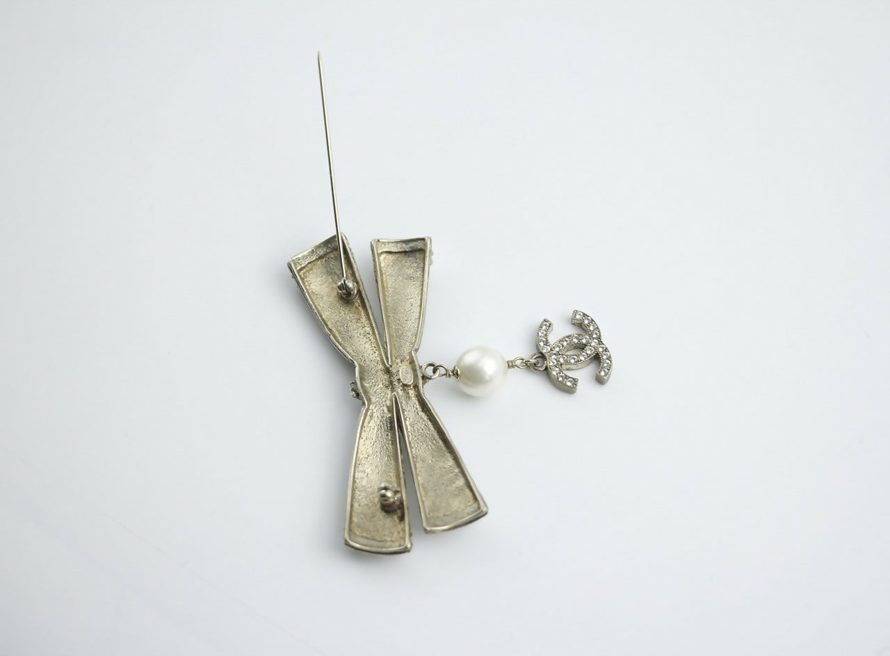 Chanel Vintage 06P Metal Imitation Pearl Bow Brooch