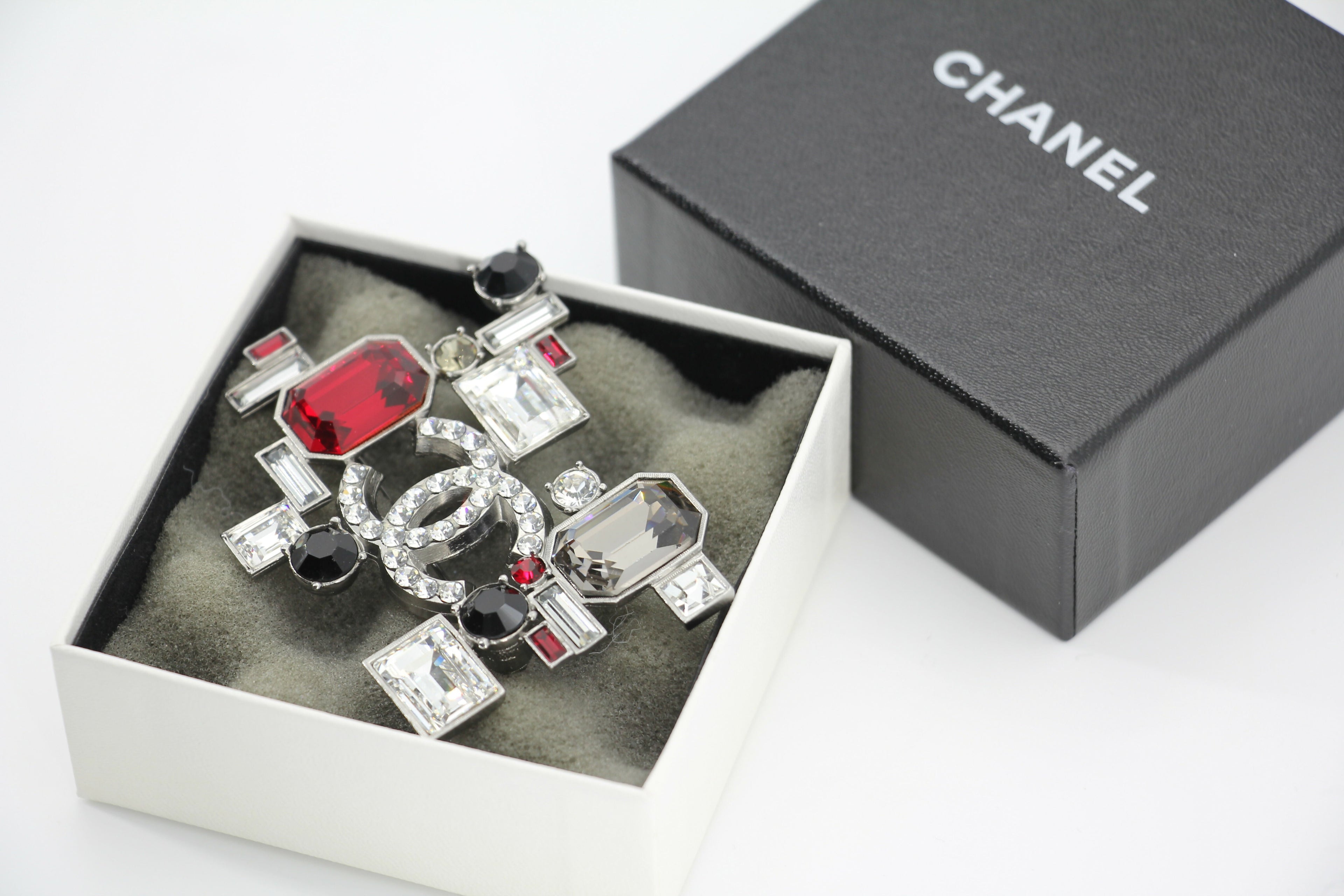 Chanel Vintage 05P Rhinestone Geometric Black And Red Silver Tone Brooch